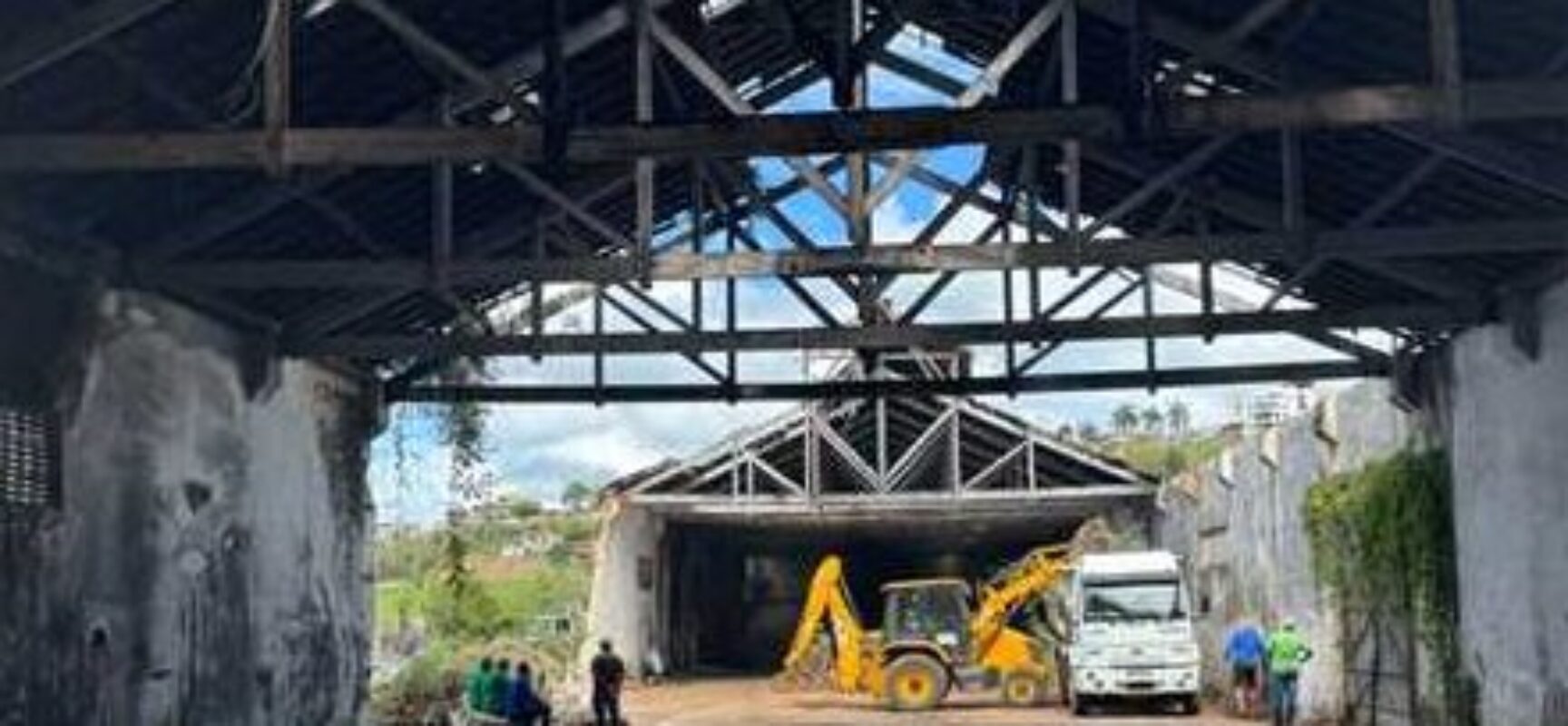 Prefeitura de Ilhéus inicia demolição de galpões da Codeba que ofereciam riscos à população