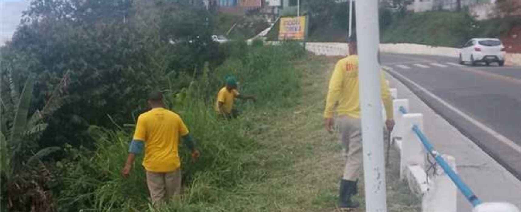Prefeitura de Ilhéus realiza serviços de capinagem na Rua Amélia Nunes