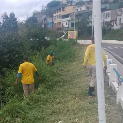Prefeitura de Ilhéus realiza serviços de capinagem na Rua Amélia Nunes