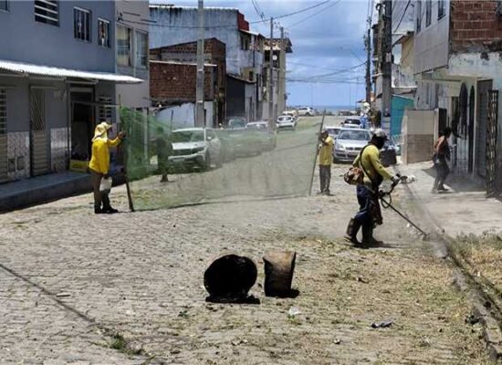 Prefeitura de Ilhéus realiza serviços de roçagem no Alto Belmonte, bairro Conquista