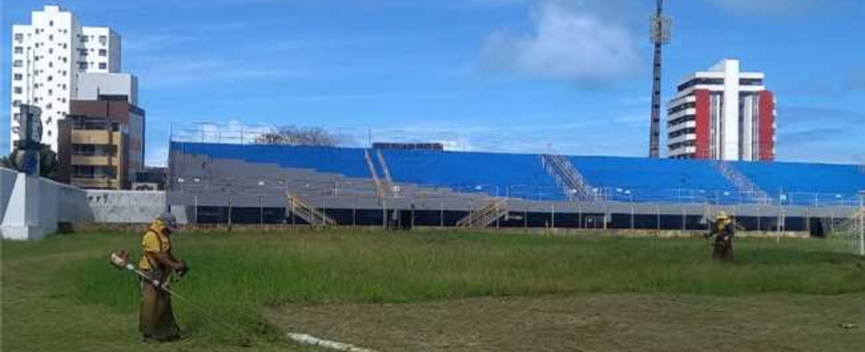 Prefeitura de Ilhéus realiza roçagem no Estádio Mário Pessoa