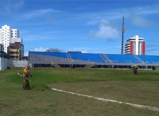 Prefeitura de Ilhéus realiza roçagem no Estádio Mário Pessoa