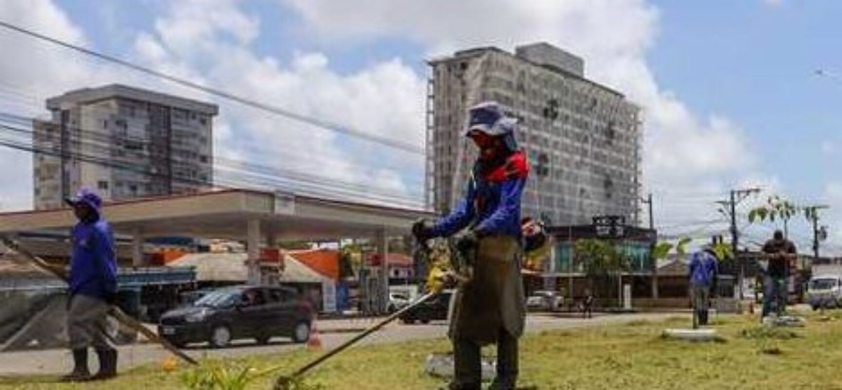 Prefeitura de Ilhéus realiza limpeza e roçagem na BA-001