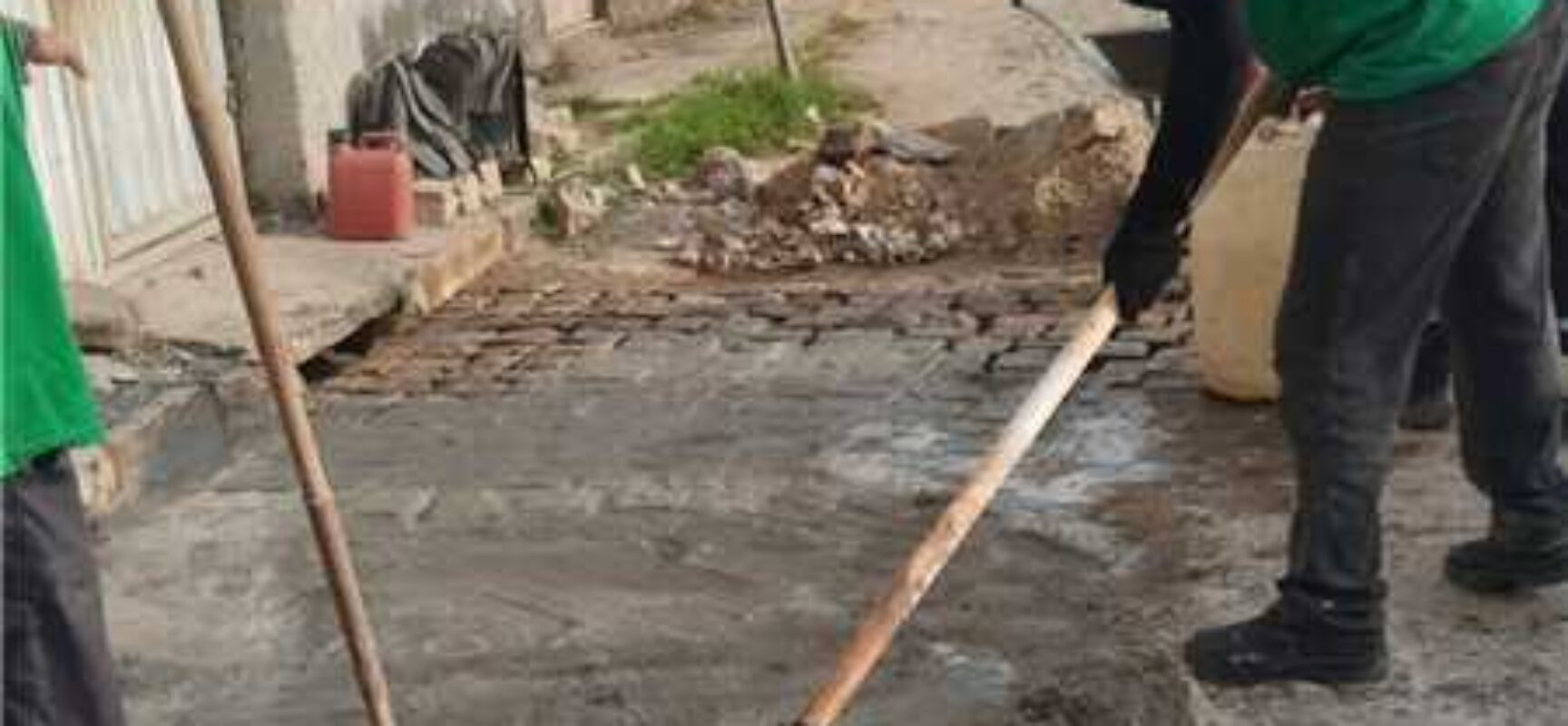 Prefeitura de Ilhéus realiza reassentamento de paralelo na Rua Nossa Senhora de Lourdes, no Iguape