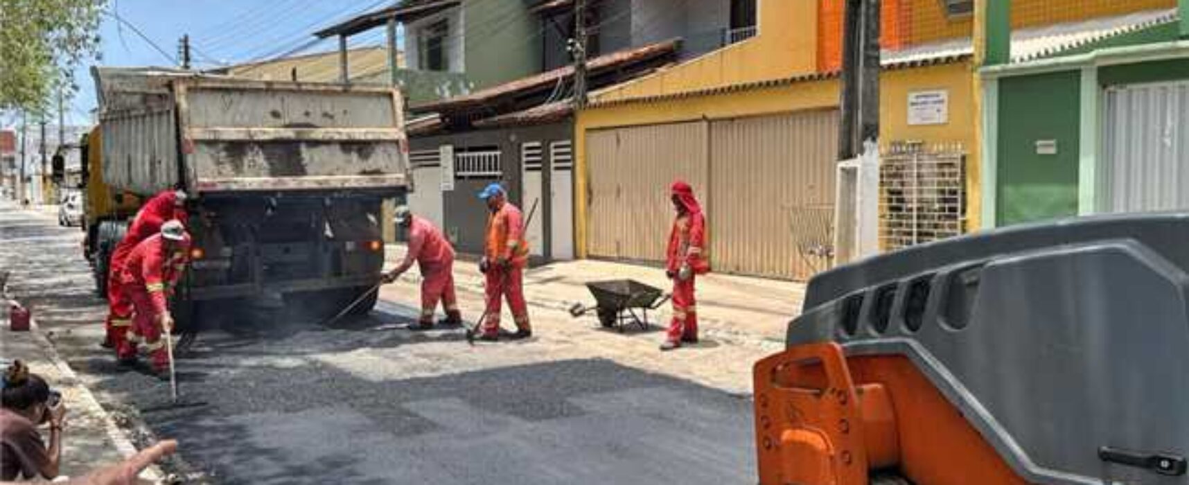 Prefeitura de Ilhéus realiza operação tapa-buraco na Morada do Porto e Hernani Sá