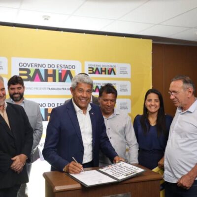 Governo do Estado formaliza convênio com quatro prefeituras para fortalecer a Rede Municipal de Ensino