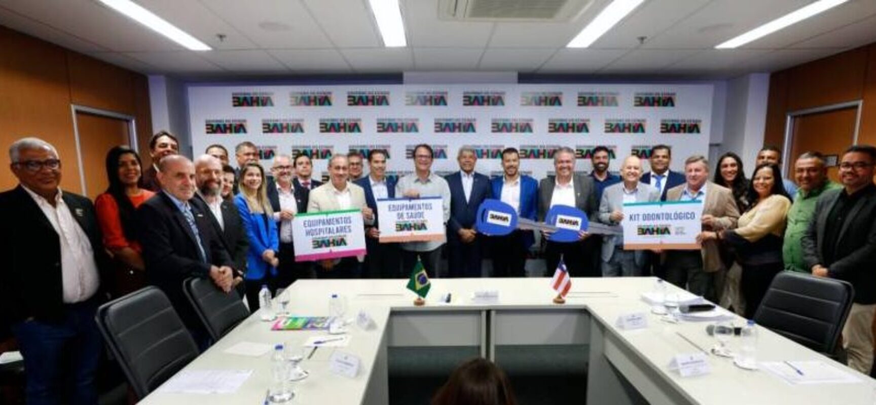 Queimadas recebe equipamentos e veículos para saúde durante reunião de apresentação de projetos entre Estado e Município