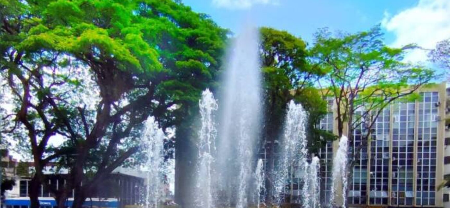 Com brilho renovado, a fonte luminosa da Praça Otávio Mangabeira volta a funcionar