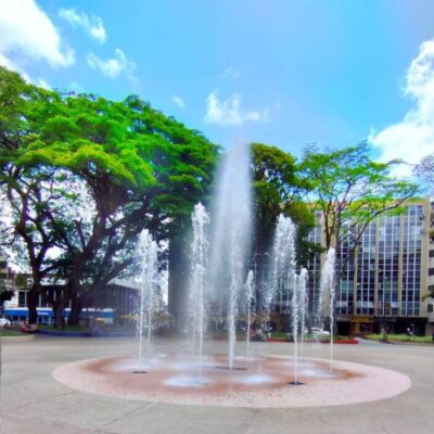 Com brilho renovado, a fonte luminosa da Praça Otávio Mangabeira volta a funcionar