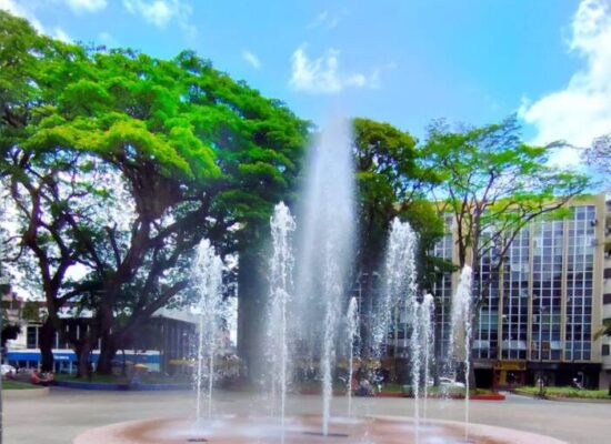 Com brilho renovado, a fonte luminosa da Praça Otávio Mangabeira volta a funcionar