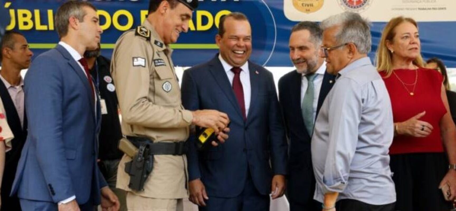 Bahia adere a programas nacionais de câmeras corporais e qualificação do uso da força e entrega novos equipamentos para os profissionais de segurança