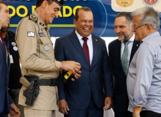 Bahia adere a programas nacionais de câmeras corporais e qualificação do uso da força e entrega novos equipamentos para os profissionais de segurança