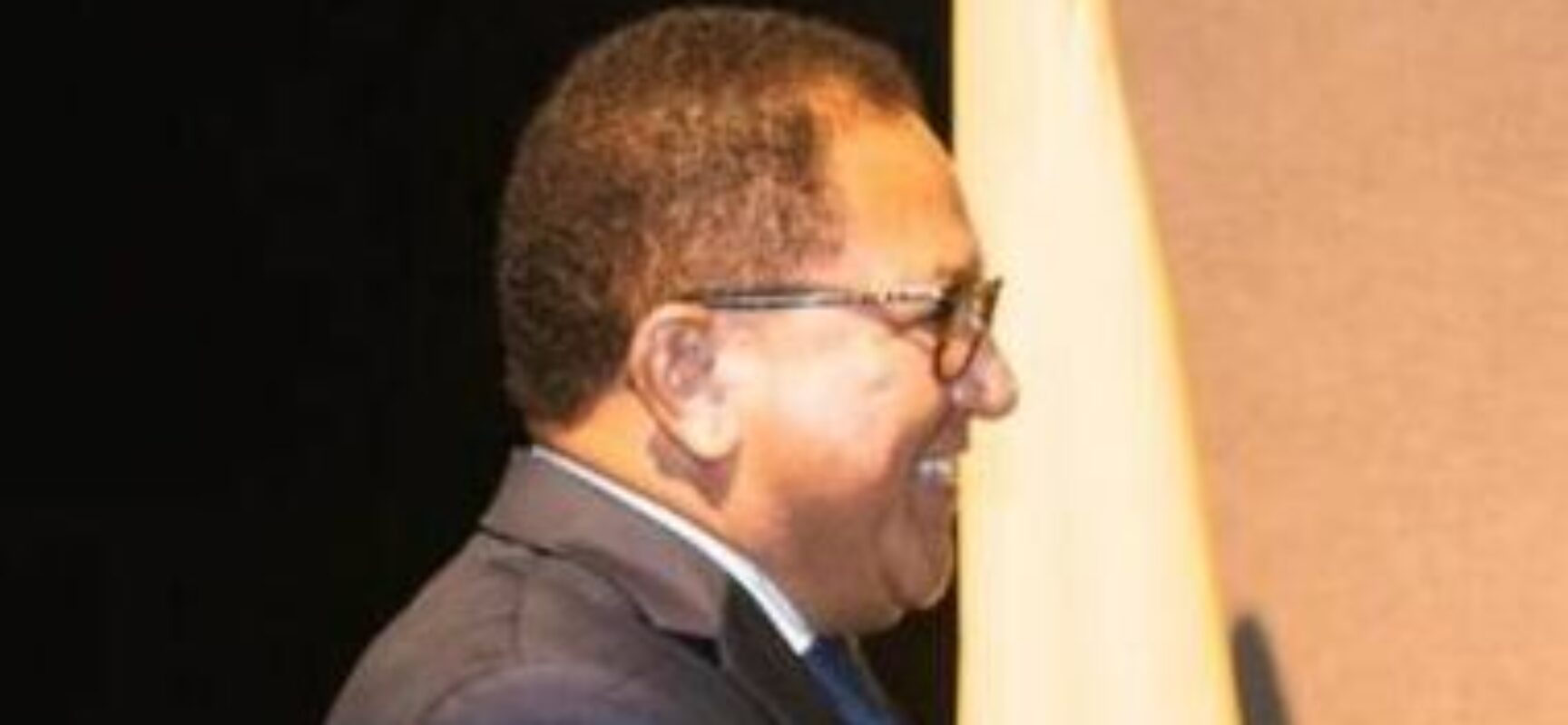 Prefeito Augusto Castro integra missão oficial ao Salon du Chocolat em Paris e transmite cargo ao vice-prefeito Júnior Brandão