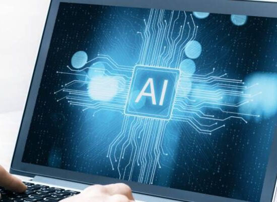 Brasileiros recorrem à IA para dúvidas de saúde, mas ainda confiam nos médicos, diz pesquisa