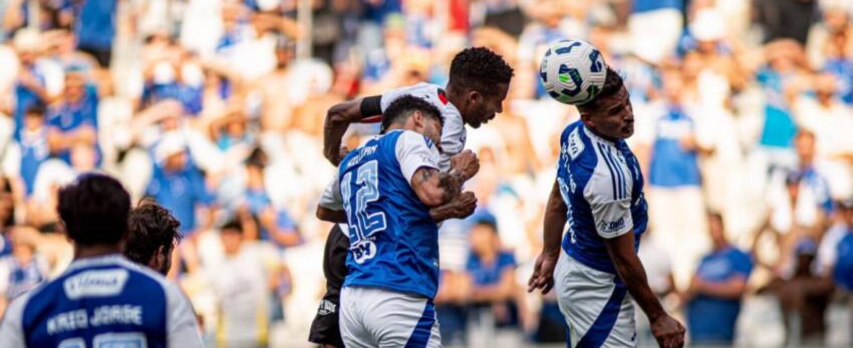 Vitória sofre 3 gols no primeiro tempo e perde para o Cruzeiro no Mineirão