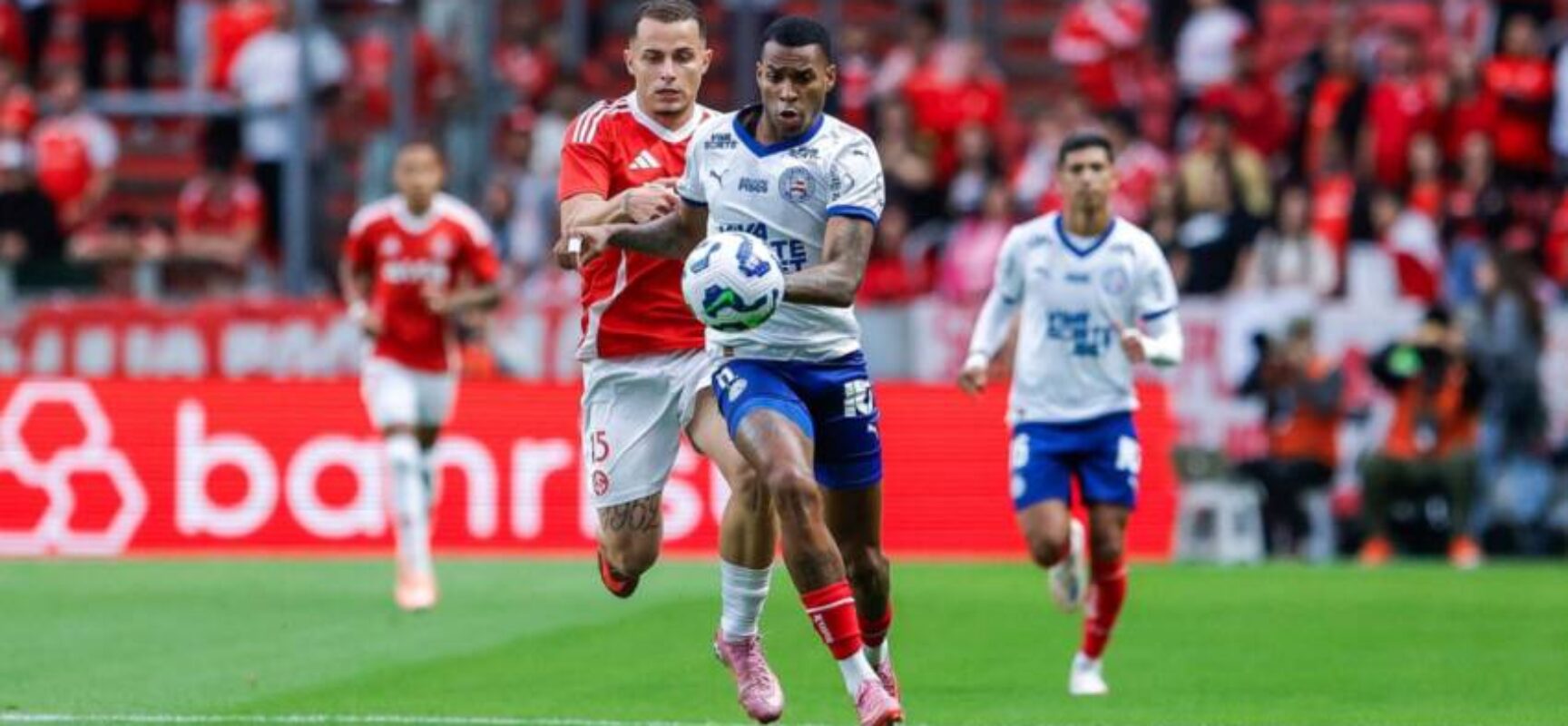 Nos acréscimos, Bahia arranca empate com o Internacional no Beira-Rio