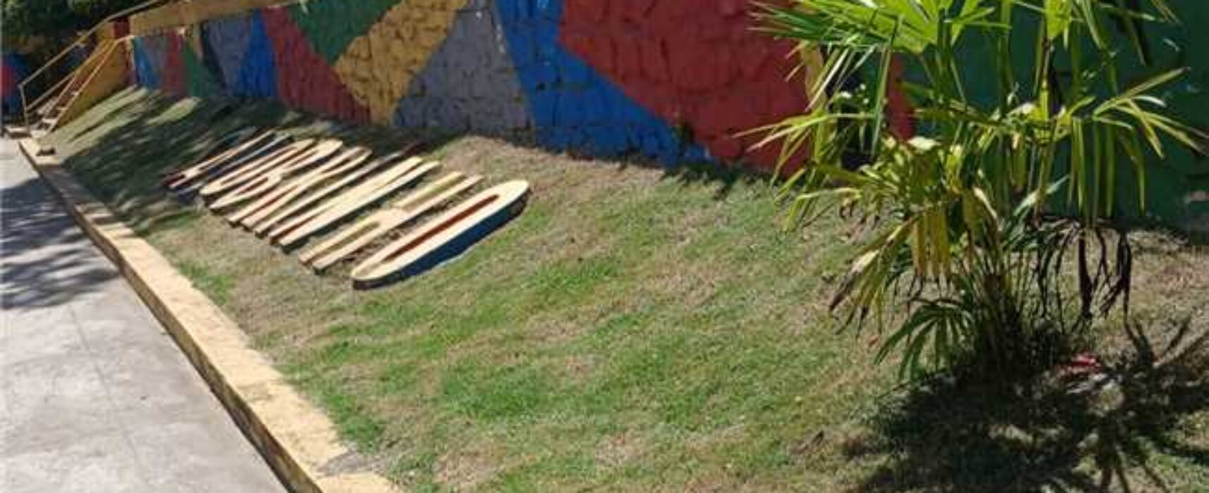 Praça do Salobrinho recebe serviços de roçagem e capinagem