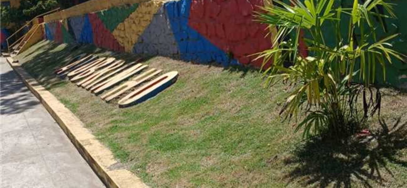 Praça do Salobrinho recebe serviços de roçagem e capinagem