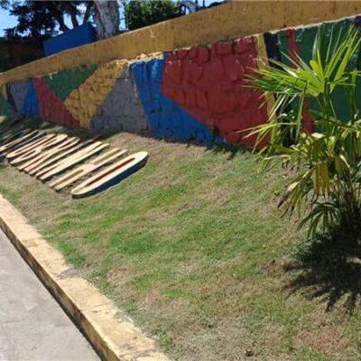 Praça do Salobrinho recebe serviços de roçagem e capinagem