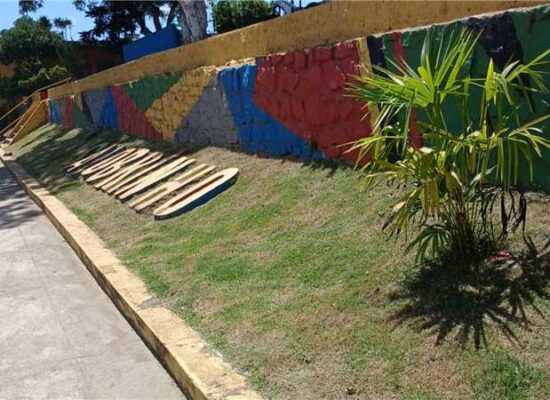 Praça do Salobrinho recebe serviços de roçagem e capinagem