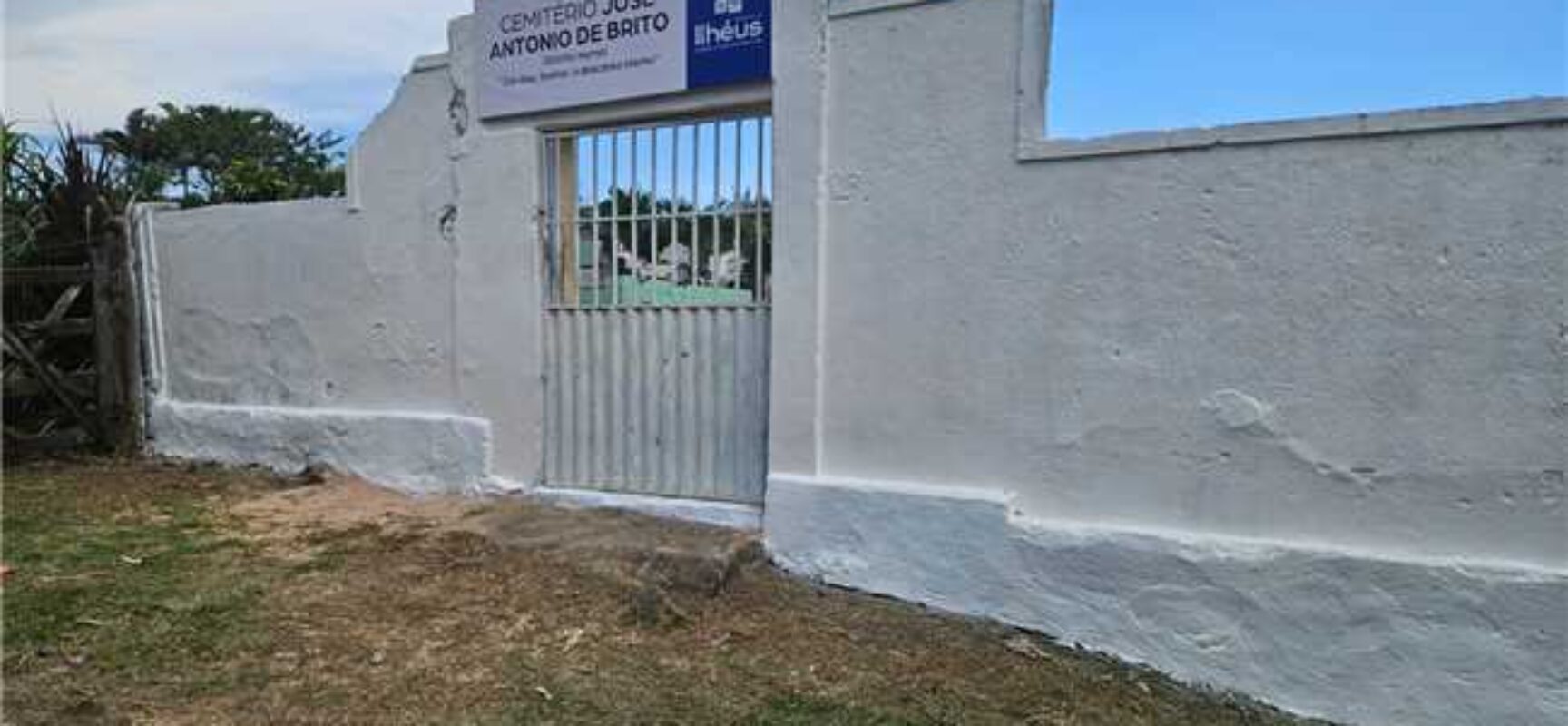 Prefeitura de Ilhéus renova fachadas dos cemitérios de Inema e Pimenteira
