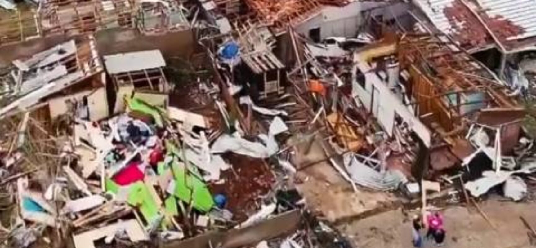 Cidade devastada por tornado tem 2 mil sem luz; 32 seguem internados