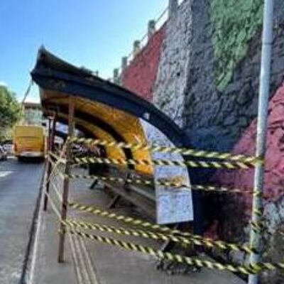Prefeitura de Ilhéus isola ponto de ônibus e inicia manutenção da estrutura