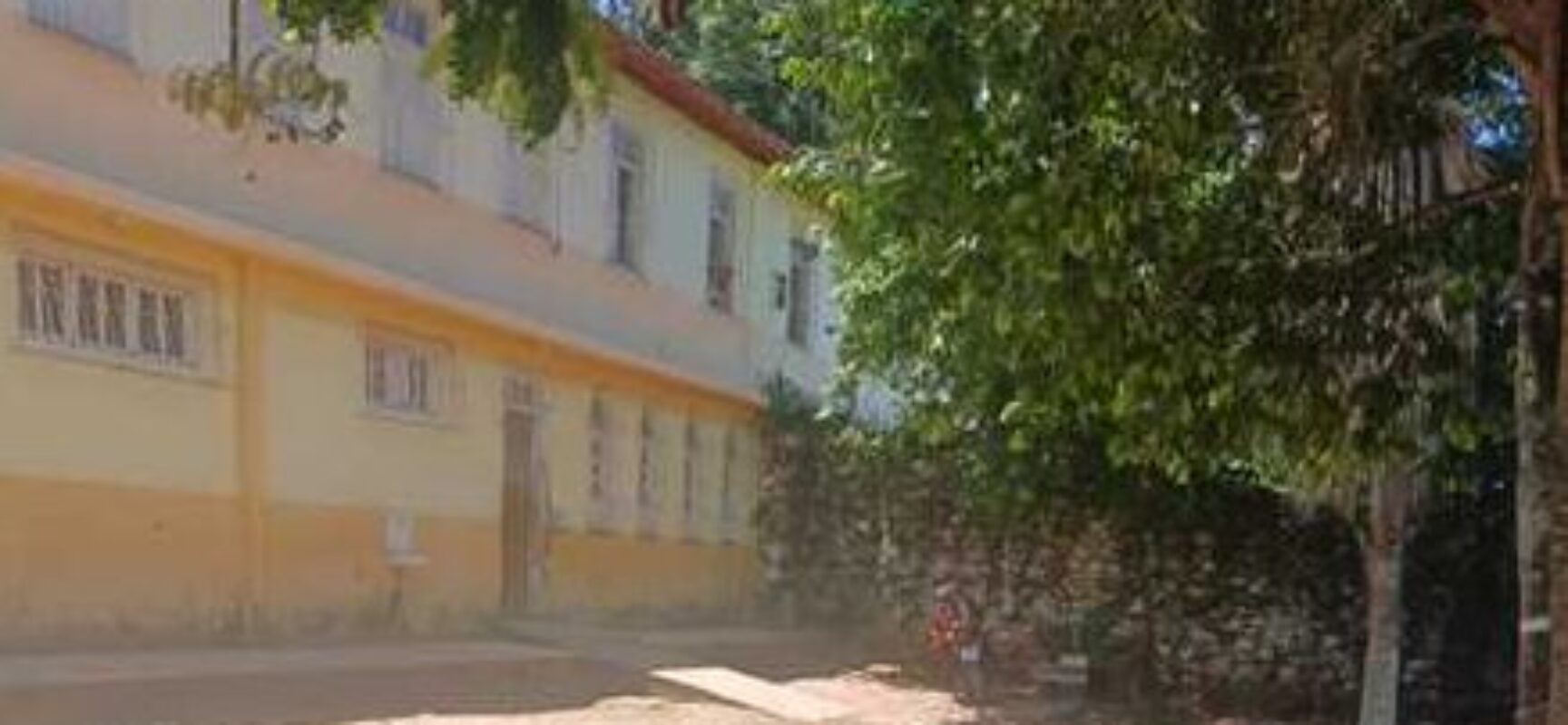 Prefeitura de Ilhéus realiza roçagem na Creche Dom Eduardo e na Escola Municipal Vila Nazaré