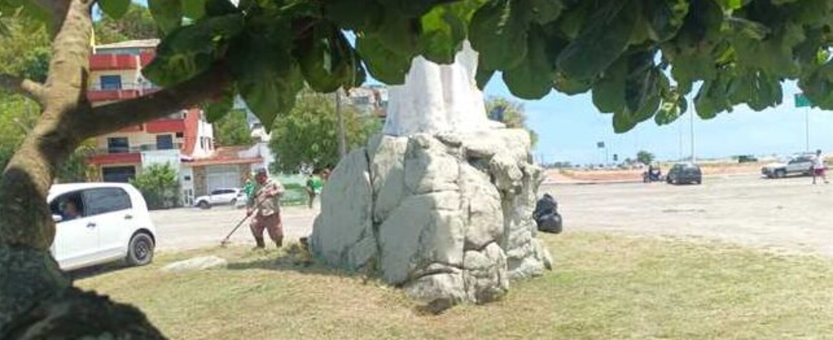 Praia do Cristo recebe serviços de roçagem e capinagem