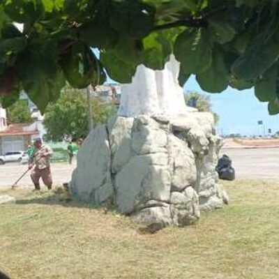 Praia do Cristo recebe serviços de roçagem e capinagem