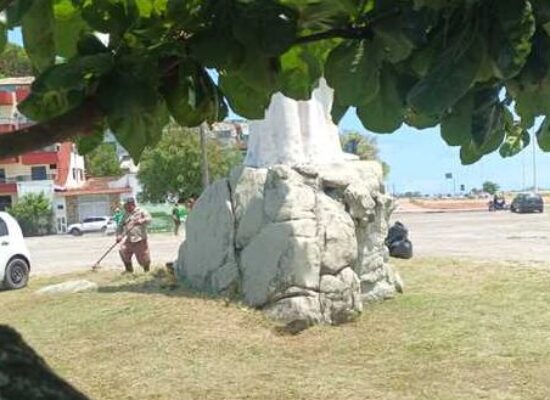 Praia do Cristo recebe serviços de roçagem e capinagem