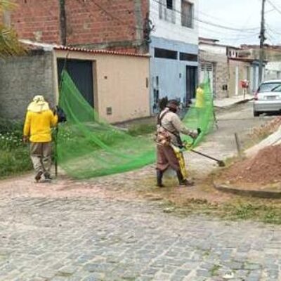 Prefeitura de Ilhéus realiza serviço de roçagem no bairro Hernani Sá