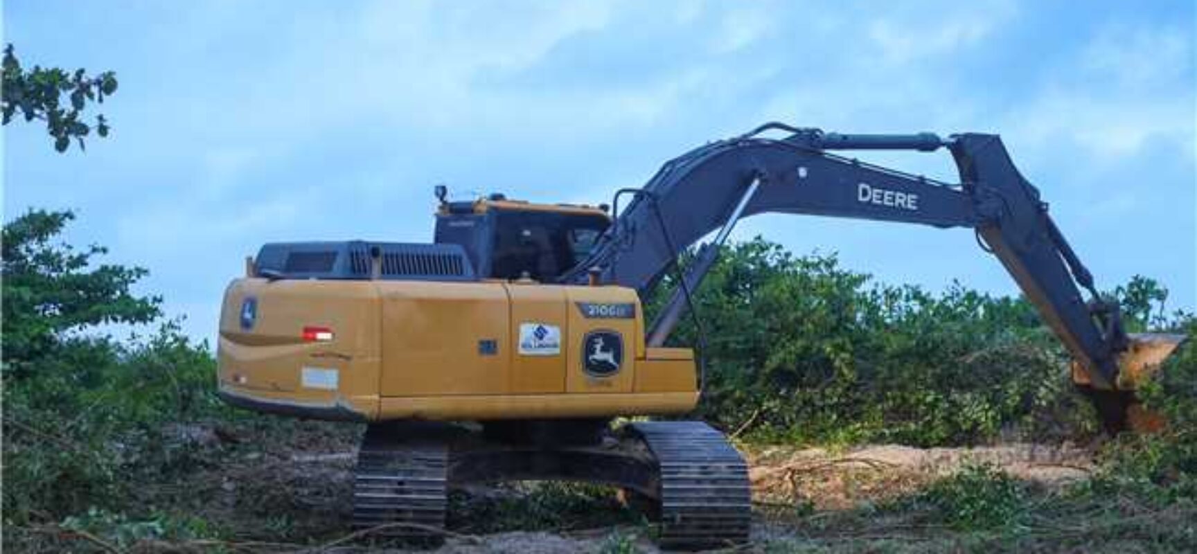 Prefeitura de Ilhéus inicia limpeza na praia da Avenida Soares Lopes