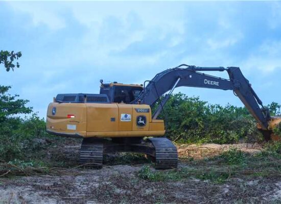 Prefeitura de Ilhéus inicia limpeza na praia da Avenida Soares Lopes