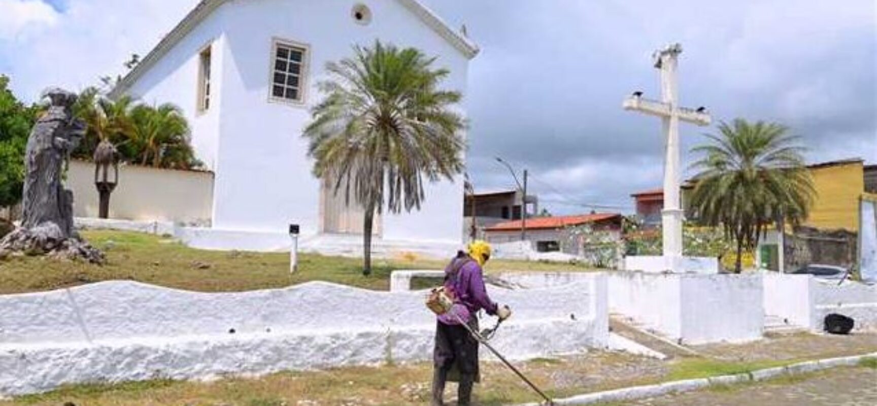 Ações de manutenção urbana chegam à Praça Cláudio Magalhães, em Olivença