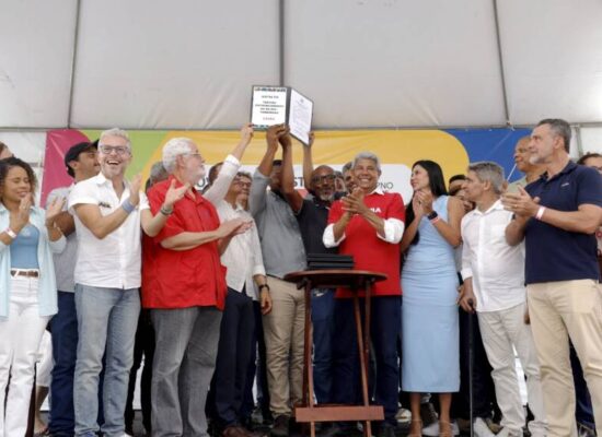 Governo do Estado autoriza pavimentação da BA-884 e entrega de equipamentos de segurança e saúde em Cairu