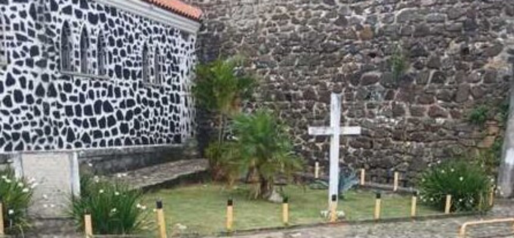 Serviços de limpeza garantem manutenção no entorno da Capela e do Mirante do Outeiro