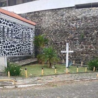 Serviços de limpeza garantem manutenção no entorno da Capela e do Mirante do Outeiro