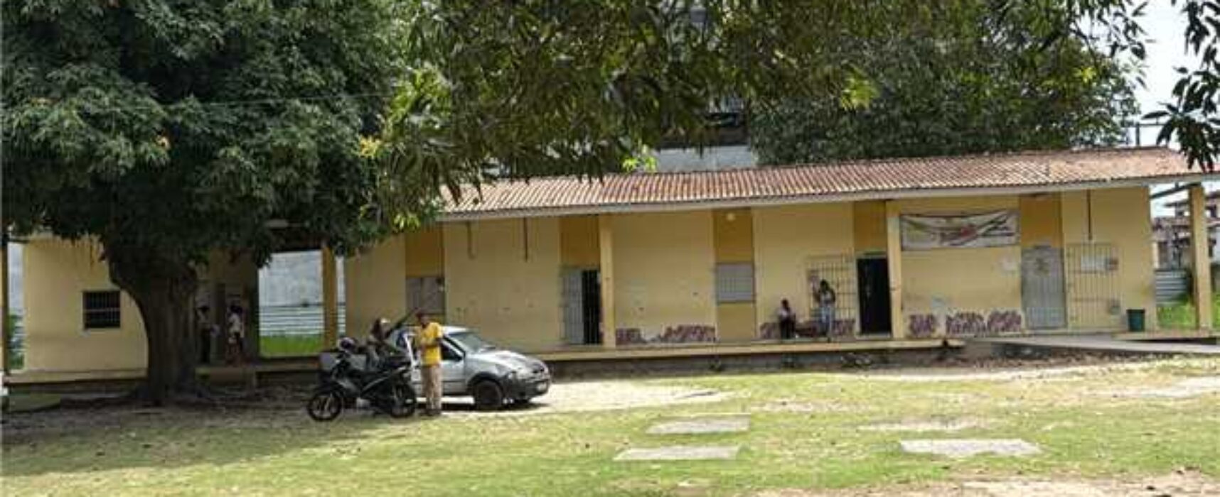 Prefeitura de Ilhéus realiza serviço de roçagem e capinagem na Escola Municipal Gisélia Soares