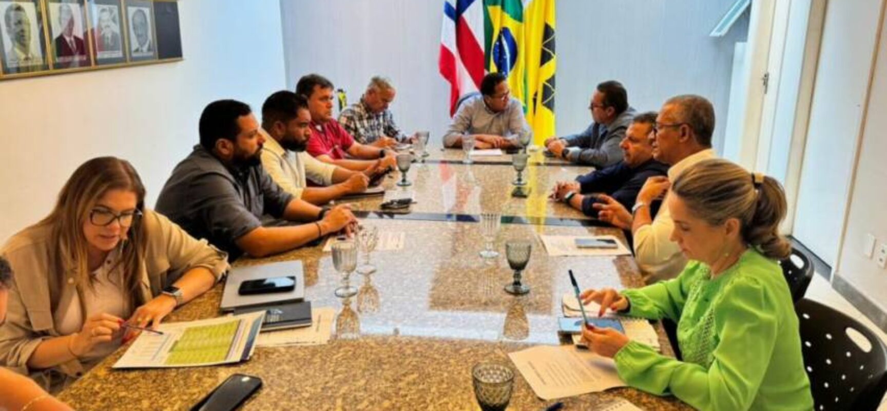 Prefeito Augusto Castro reassume comando do Executivo Municipal após missão oficial ao Salon du Chocolat, em Paris