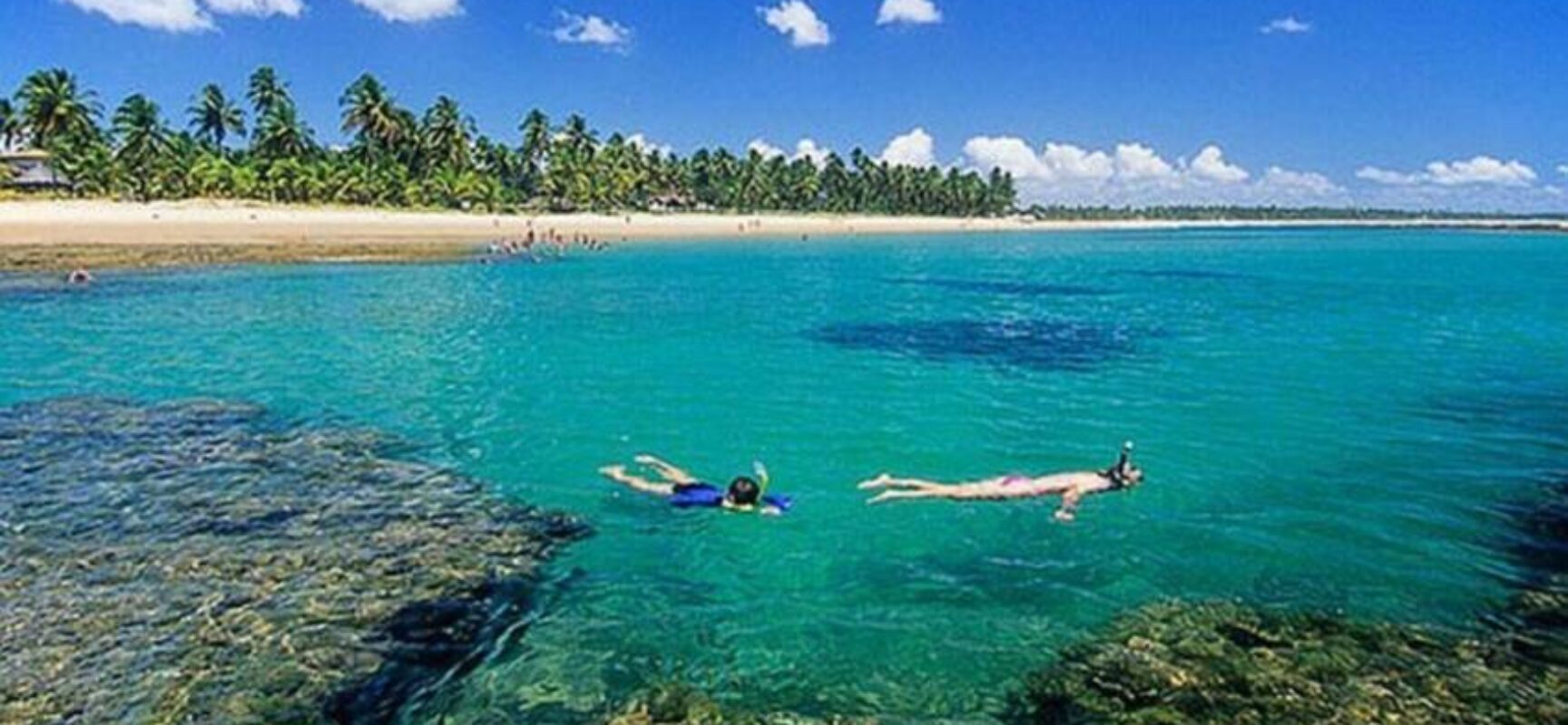 Paraíso baiano proíbe bebidas em garrafas de vidro para preservar áreas turísticas
