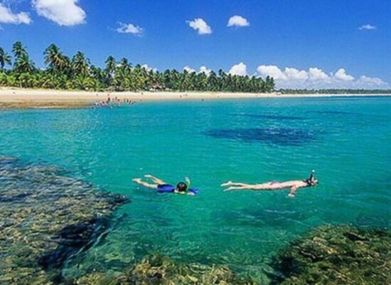 Paraíso baiano proíbe bebidas em garrafas de vidro para preservar áreas turísticas