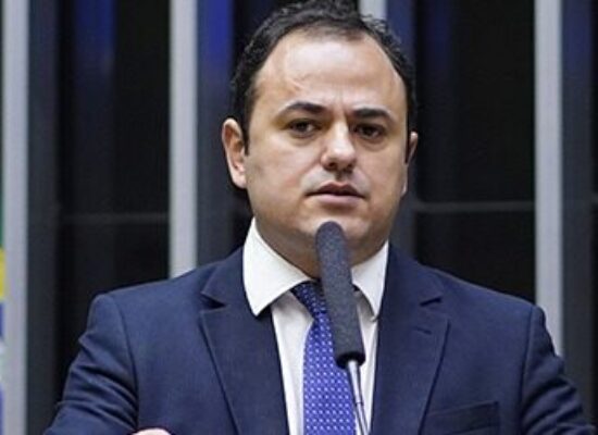 Glauber Braga é retirado à força após ocupar mesa da Câmara