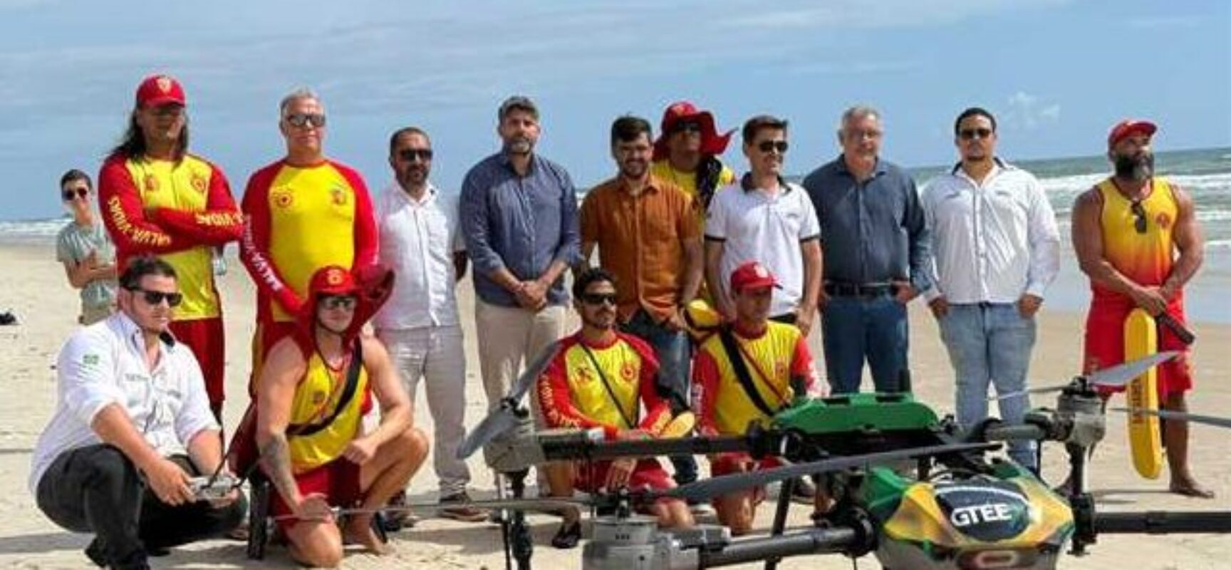Prefeito Valderico Junior acompanha teste de drone de salvamento aquático