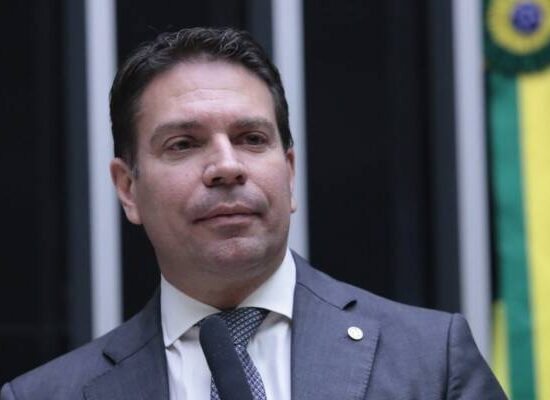 Câmara bloqueia salário e cota parlamentar de Alexandre Ramagem após decisão do STF