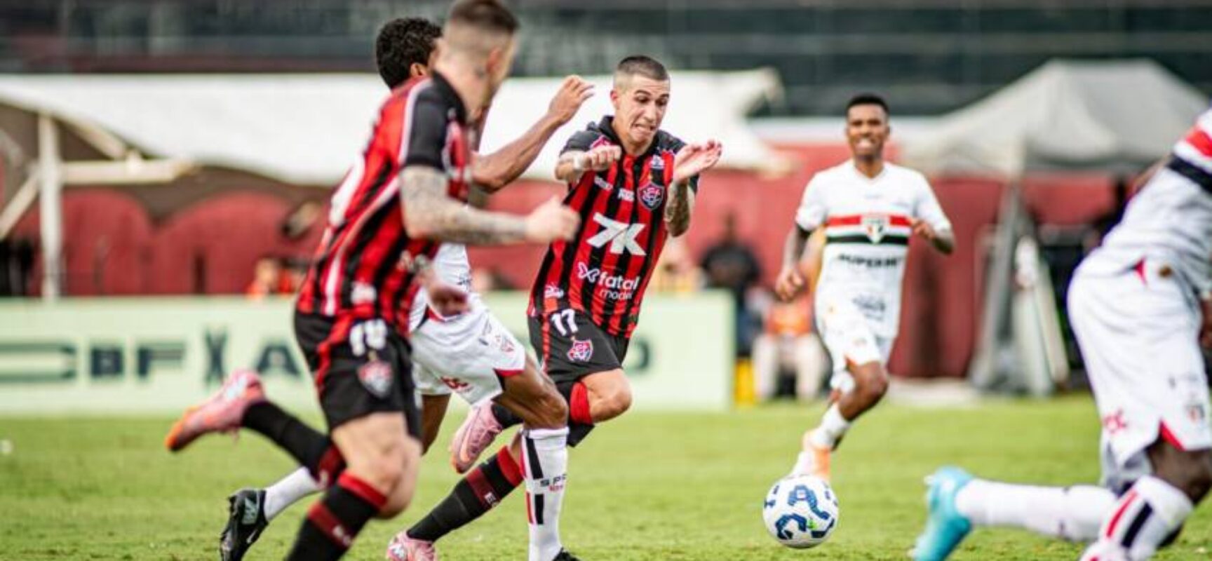 Vitória vence o São Paulo e se livra do rebaixamento