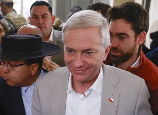 Chile elege José Antonio Kast, líder da direita conservadora, como novo presidente