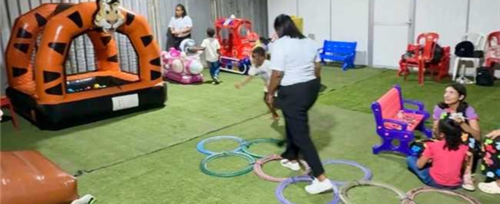 Prefeitura visita barracas da Virada Ilhéus 2026 para levar crianças ao Espaço Kids
