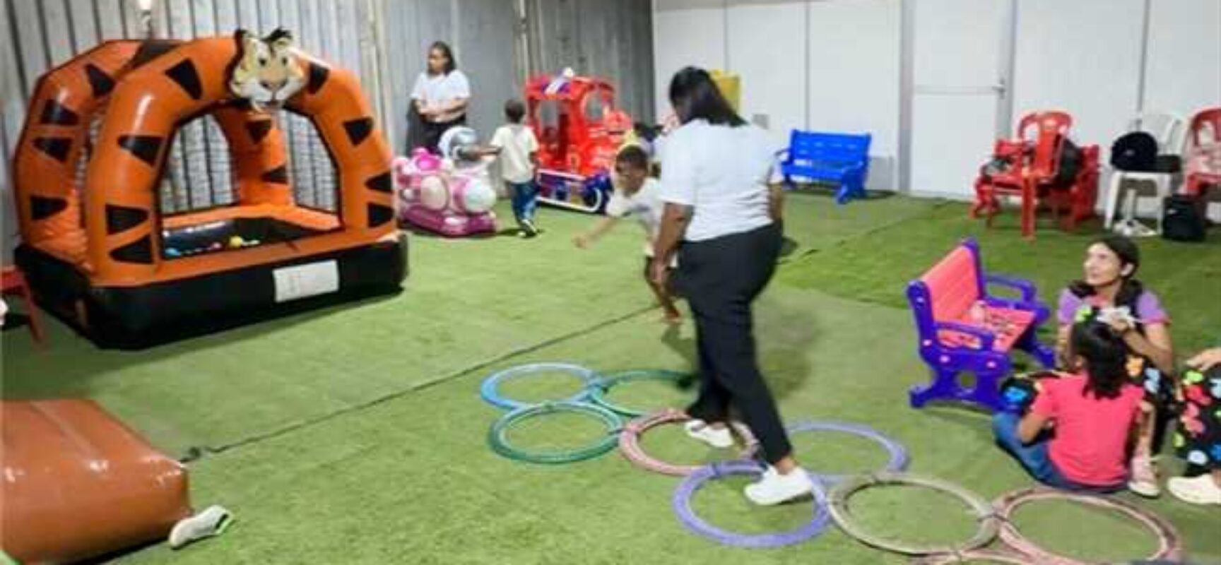 Prefeitura visita barracas da Virada Ilhéus 2026 para levar crianças ao Espaço Kids