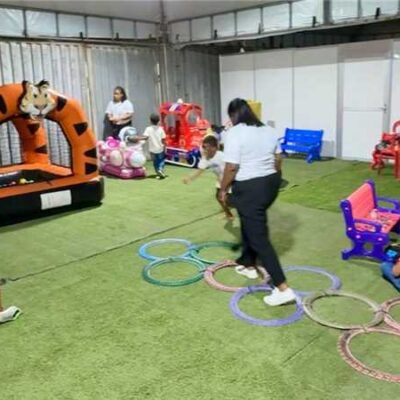 Prefeitura visita barracas da Virada Ilhéus 2026 para levar crianças ao Espaço Kids